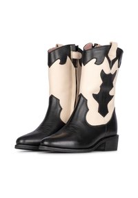 Bottes de cheville en cuir noir et crème avec un bout pointu, des découpes décoratives et des détails de couture ; talon bas carré.