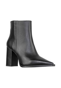 Stivaletto in pelle nera con punta affusolata, tacco a blocco, superficie liscia e cuciture minime per un design elegante.