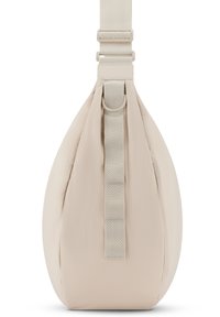 Borsa a tracolla beige con forma arrotondata, texture morbida, tracolla regolabile e dettaglio ad anello per il fissaggio. Design minimalista senza motivi visibili.