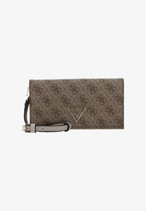 Portefeuille synthétique marron avec motif de logo en relief, garnitures triangulaires argentées, bracelet pour poignet et texture lisse. Design rectangulaire compact.