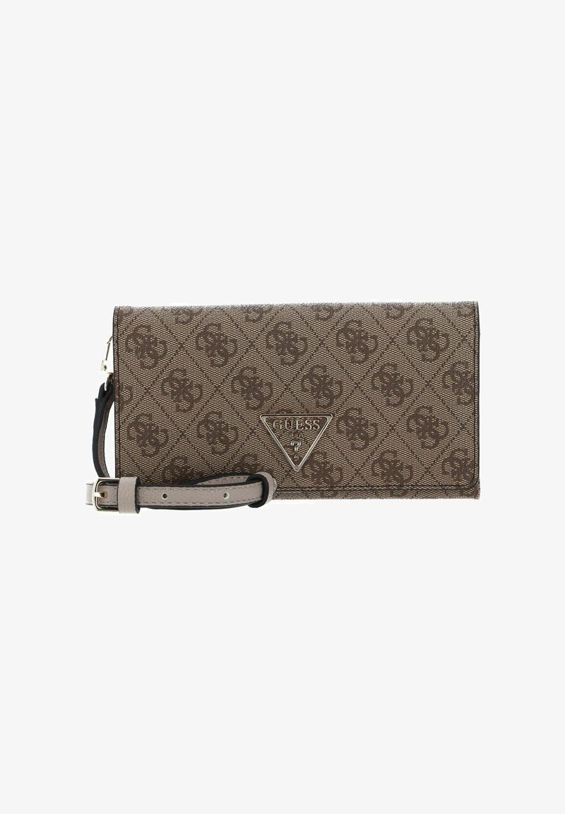 Portefeuille synthétique marron avec motif de logo en relief, garnitures triangulaires argentées, bracelet pour poignet et texture lisse. Design rectangulaire compact.