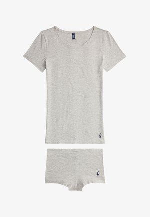 Hellgraues T-Shirt mit kurzen Ärmeln und V-Ausschnitt sowie passender Slip im Brief-Stil, beide mit kleinem marineblauem Logostick nahe den Säumen.
