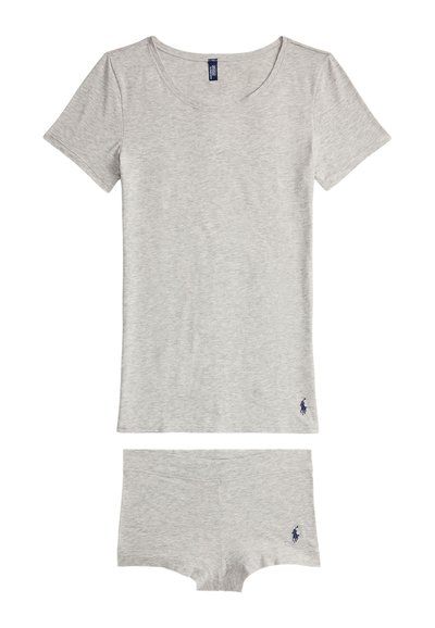 Σετ κοντομάνικου ανοιχτογκρι T-shirt με V λαιμόκοψη και εσώρουχο στυλ briefs σε αντίστοιχο χρώμα, και τα δύο με μικρή κεντημένη ναυτική λογότυπο κοντά στα τελειώματα.