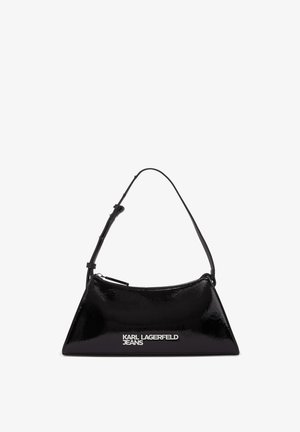 Czarna torebka z lakierowanej skóry o trójkątnym kształcie, z górnym zamkiem błyskawicznym i regulowanym paskiem. Logo "KARL LAGERFELD JEANS" w kolorze srebrnym.