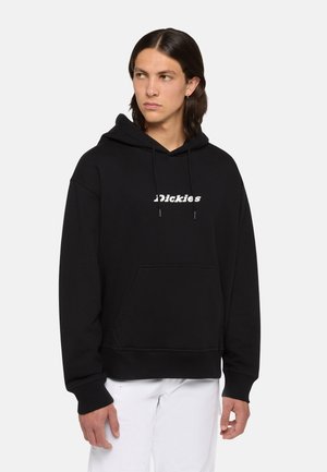 Schwarzer Hoodie aus Baumwolle, mit einer frontalen Tasche, Kordelzügen und weißem Logo-Text auf der Brust. Gerippte Bündchen und Saum.