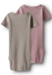 Kaks ribitud lühikese varrukaga beebikeha pehmendatud beeži ja tolmroosa värvuses, näidatud tasapinnal tagaküljega ülespoole.