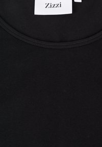 Camiseta de algodón negra con cuello redondo y textura suave. La etiqueta visible en el cuello dice "Zizzi". Sin patrones ni acentos visibles.