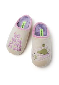 Chaussons beiges avec une texture douce et moelleuse. Bordure rose et doublure violette. Présente un texte imprimé "NO ME DA LA VIDA PA MAS" et des figures de dessins animés sur un canapé.