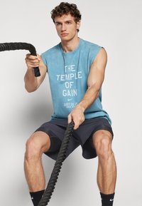 Nike Performance TEE GYM CULTURE - T-shirt estampada - smokey blue