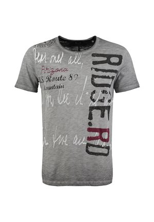 Graues T-Shirt mit kurzen Ärmeln, das gemischte Textdrucke in Schwarz, Rot und Weiß zeigt, mit Rundhalsausschnitt und einer leicht verblassten Textur.