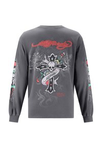 Langärmliges graues Shirt mit großem Totenkopf- und Kreuzdesign, floralen Akzenten und bunten Grafiken auf den Ärmeln.