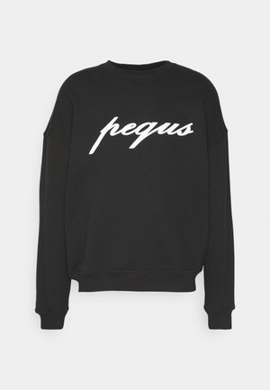 Zwarte sweatshirt met een losse pasvorm, geribde mouwen en een ronde hals. Op de voorkant staat in witte cursieve tekst "pequs."