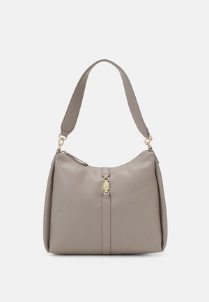 Taupefarbene Leder-Umhängetasche mit goldfarbenem Verschluss und breitem Trageriemen, rechteckige Form mit leicht abgerundeten Kanten, Riemendetail vorne.