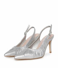 Zilveren slingback hakken met een spitse neus, verzamelde textuur aan de voorkant en een stiletto hak. Glad metallic afwerking die een slank ontwerp benadrukt.