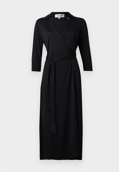 Schwarzes Wickelkleid mit Kragen, dreiviertel Ärmeln und einem selbst gebundenen Gürtel. Aus glattem Stoff mit fließender Silhouette und seitlichem Schlitz.