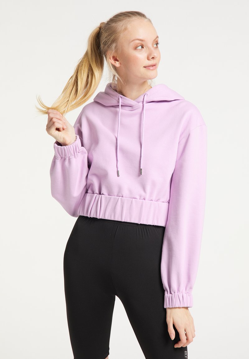 Beskuren hoodie i ljus lavendel, med dragsko i huvan, elastiska ärmslut och en samlad midja, i kombination med svarta leggings.