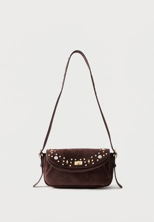 Sötétbarna velúr válltáska pattintós, aranyszínű zárszerkezettel és dekoratív arany- és ezüst szegecseléssel.