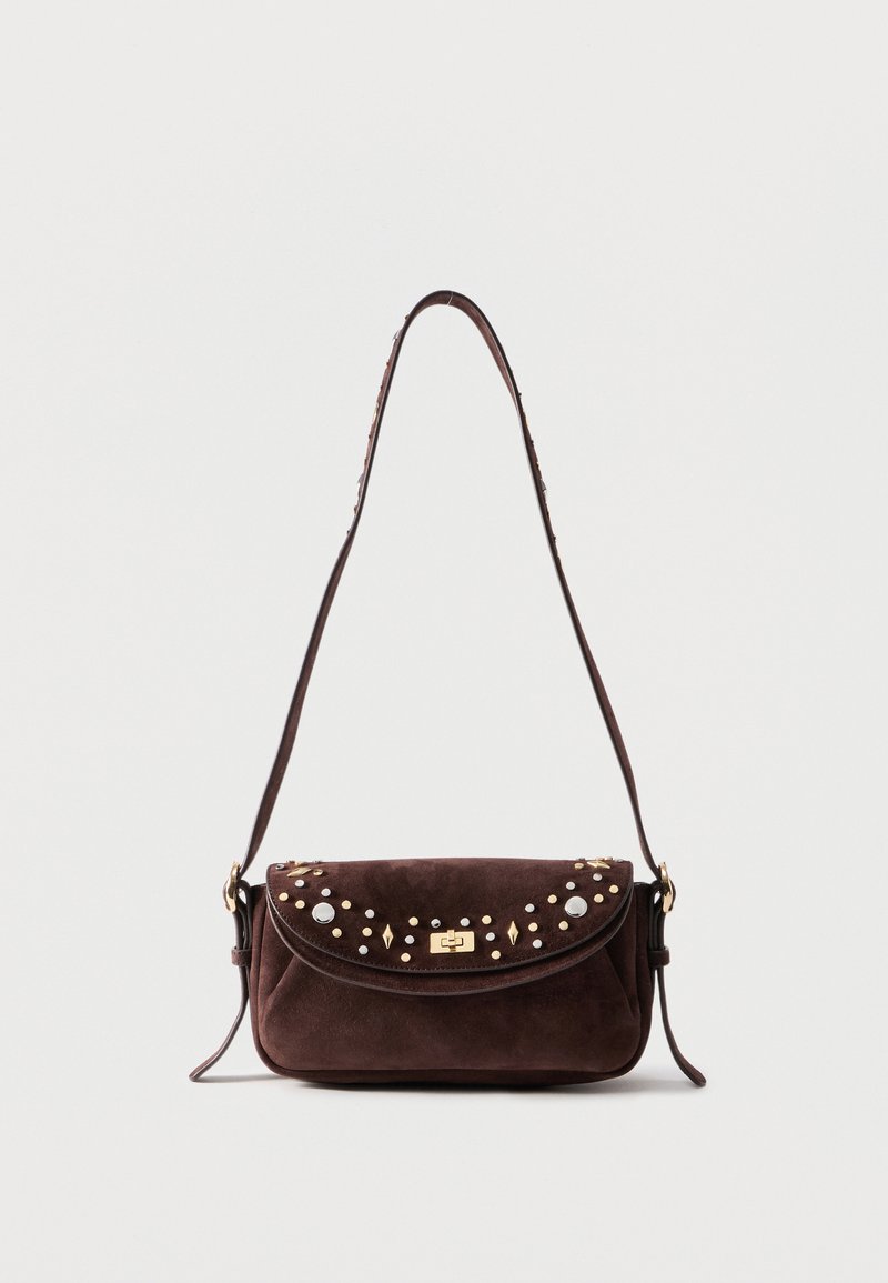 Σκούρο καφέ σουέντ τσάντα ώμου με καπάκι, κούμπωμα με χρυσή περιστρεφόμενη κλειδαριά και διακοσμητικές χρυσές και ασημένιες καρφίτσες.