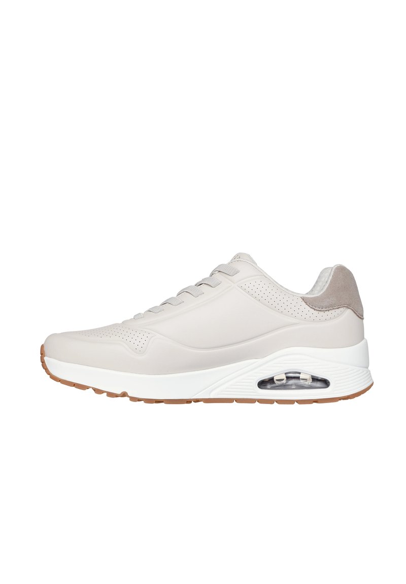 Sneaker sportivo grigio chiaro con dettagli perforati, chiusura con lacci, suola imbottita con cuscinetto d'aria visibile e suola in gomma naturale.