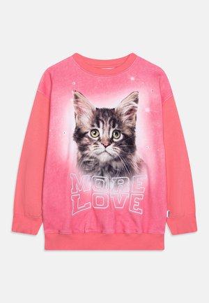 Felpa rosa con una faccia di gatto stampata su uno sfondo sfumato. Il testo dice "PIÙ AMORE". Tessuto morbido con polsini e orlo a coste.