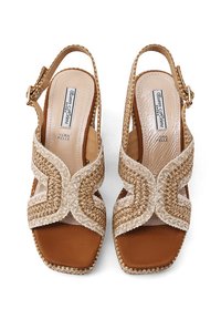 Sandali slingback marroni con accenti intrecciati beige, caratterizzati da un design della fascia testurizzata, punta quadrata e tacco basso per supporto.