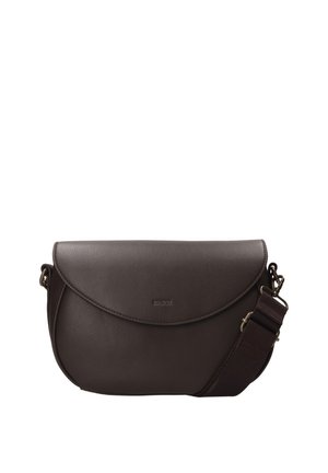 Bolso cruzado de cuero marrón con solapa curvada, textura sutil, correa ajustable y logo en relieve en la parte frontal.