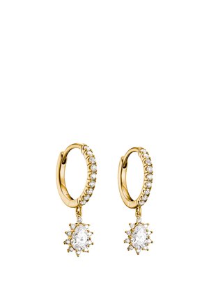 Goldene Creolen mit kleinen Diamanten entlang des Rings und einem tropfenförmigen Diamanten, umgeben von kleineren Diamanten, der unter jeder Creole hängt.