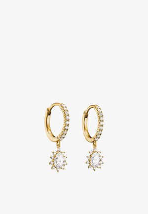 Goldene Creolen mit kleinen Diamanten entlang des Rings und einem tropfenförmigen Diamanten, umgeben von kleineren Diamanten, der unter jeder Creole hängt.