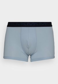 Boxers en coton bleu clair avec une ceinture élastique bleu marine arborant un logo. Texture lisse avec un design ajusté et des jambes de longueur intermédiaire.