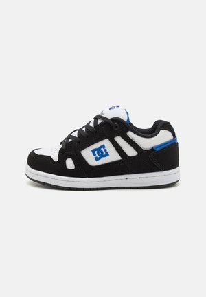 Las zapatillas de skate en blanco y negro cuentan con una parte superior de ante y malla suave, cierre de cordones, acentos azules y una suela de goma con un dibujo en relieve.
