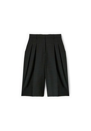Zwarte geplooide shorts van een gestructureerde stof, met frontzakken, een tailleband met subtiele stiksels en een rechte snit.