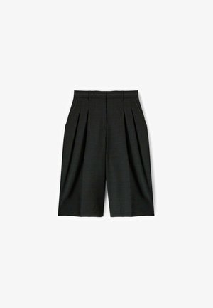 Pantaloni corti neri a pieghe realizzati in un tessuto testurizzato, con tasche frontali, una vita con cuciture sottili e un taglio dritto.