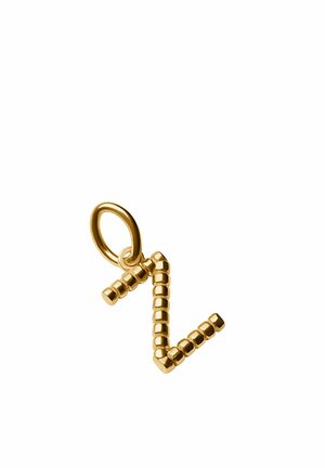 Colgante de oro con forma de línea zigzag con cuentas y un lazo para sujetarlo a un collar o pulsera, aislado sobre fondo blanco.