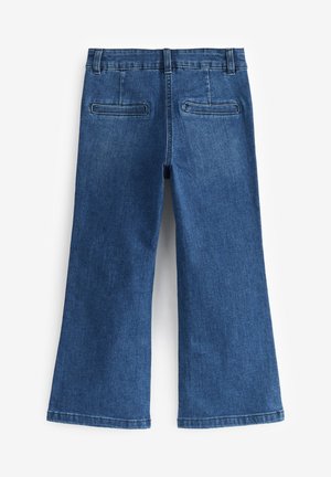 Weite blaue Jeans aus Denim mit glatter Textur, die ein klassisches Fünf-Taschen-Design und sichtbare Nähte am Bund und am Saum aufweisen.