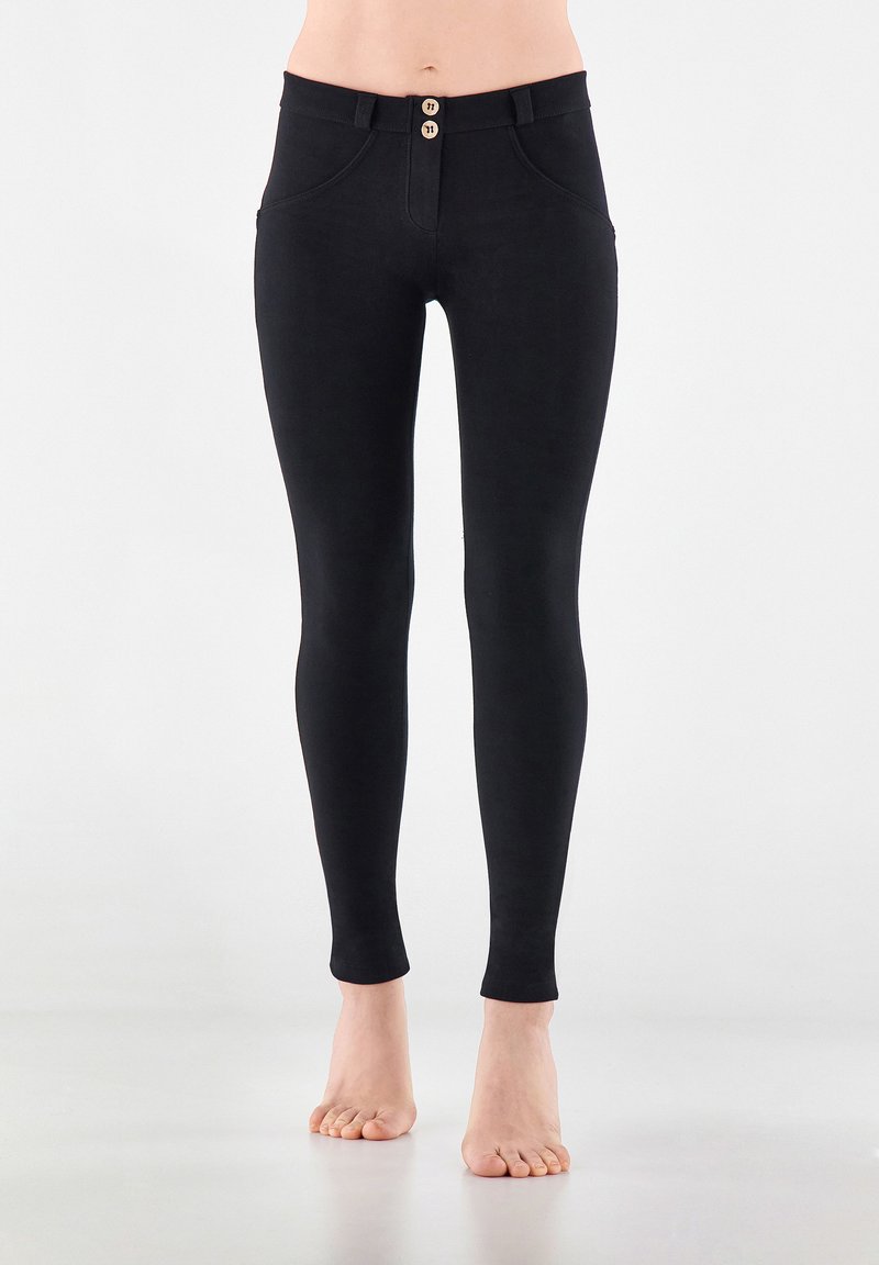 Leggings neri realizzati in tessuto elastico, con un design aderente, due tasche frontali e chiusura a doppio bottone in vita.