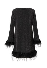 Zwarte gebreide jurk met glinsterende textuur, lange mouwen met zwarte veren manchetten en een rechte zoom op midden-dij.