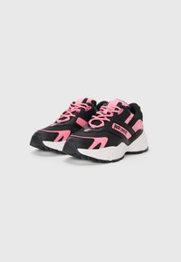 Sneaker neri e rosa con collo imbottito, chiusura a lacci, superfici testurizzate e suola bianca chunky con accenti neri.