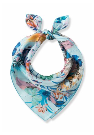 Lichtblauwe zijden sjaal met een tropisch bloemen- en vlinderpatroon, los gestrikt in een knoop.