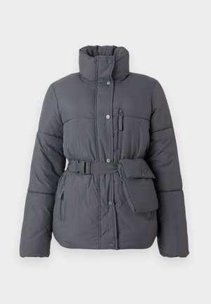 Graue Pufferjacke mit hohem Kragen, tailliertem Schnitt, seitlichen Taschen und einer kleinen Tasche. Sie besitzt eine weiche Textur und einen Knopfverschluss.