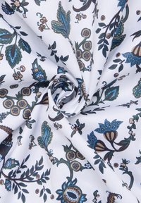 Tessuto con motivo floreale blu, verde e marrone su uno sfondo bianco, caratterizzato da dettagli e texture intricate.