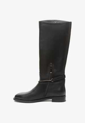 Bota alta de cuero negro con cremallera lateral, tacón bajo y correa decorativa con detalle metálico alrededor del tobillo.