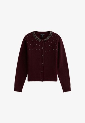 Cardigan bordeaux realizzato in tessuto morbido, con colletto rotondo, bottoni frontali e dettagli decorativi di perline sulle spalle e sul petto.