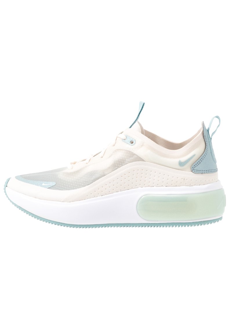 Ljusbeige och mintgrön Nike-sneaker med genomskinlig meshöverdel, tjock vit sula och dragflikar på plös och häl.