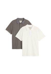 Due polo shirt: uno grigio scuro con colletto e tre bottoni, e uno bianco con colletto. Entrambi sono realizzati in un tessuto liscio.