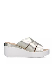 Sandalo in argento metallico con design a tracolla incrociata. Presenta una suola a piattaforma bianca chunky e una texture liscia e lucida.