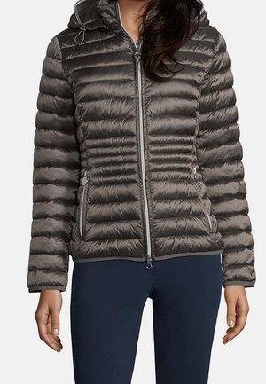 Pufferjack in donkergrijs met horizontale stiksels, een ritssluiting aan de voorkant en een capuchon. Heeft zijzakken en een gladde, glanzende textuur.