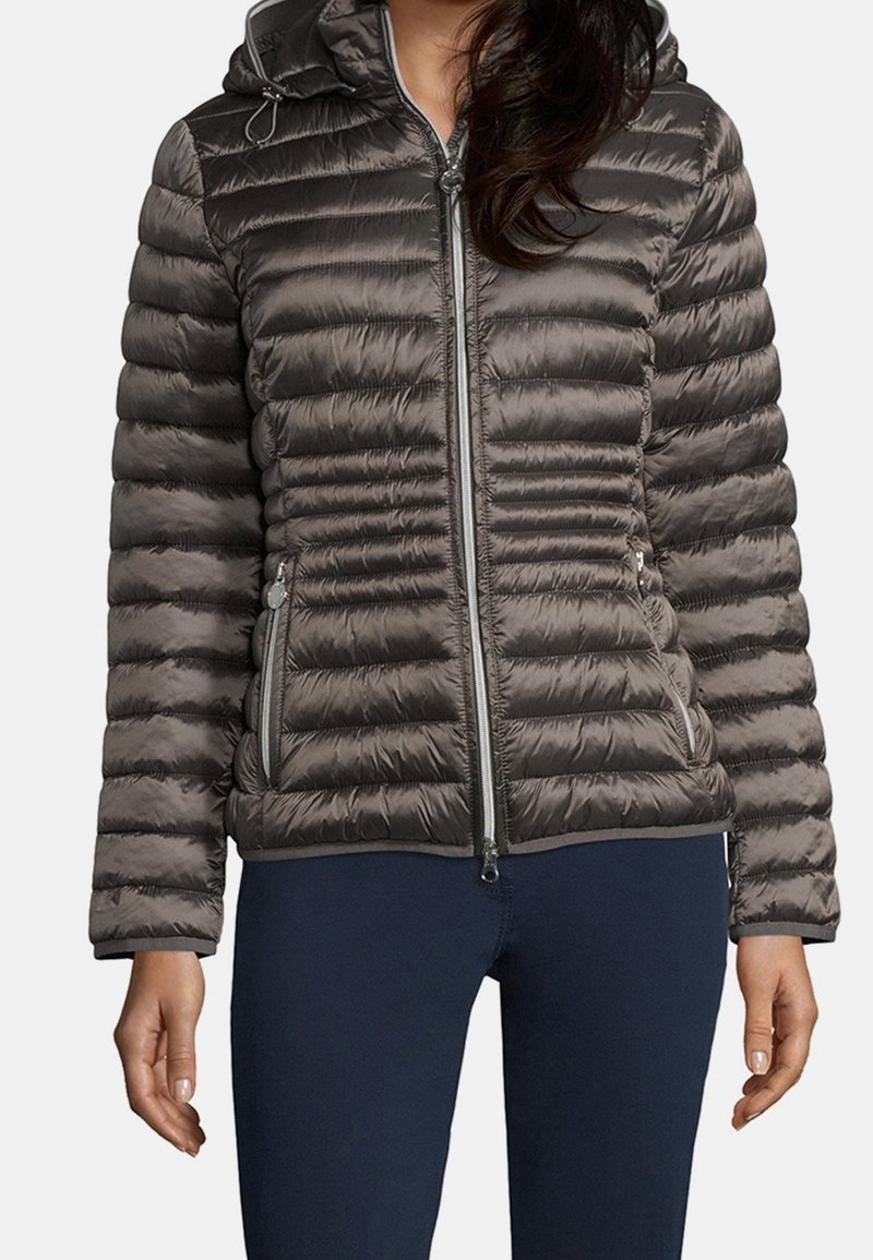 Plyšová bunda tmavě šedé barvy s horizontálním prošíváním, s zipem vpředu a kapucí. Obsahuje boční kapsy a hladký, lesklý povrch.