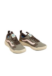 Zapatillas de lona en tonos gris y marrón con una franja rosa, que cuentan con suelas texturizadas y cordones marrones. Incluyen un tirador en el talón.