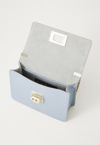 Borsa a tracolla in pelle blu chiaro con esterno liscio, accessoristica dorata e un interno foderato in camoscio. Presenta un blocco frontale e una tracolla a catena.