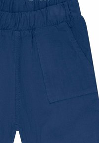 Pantaloni in velluto a coste blu navy con vita elasticizzata, dotati di una tasca laterale. La texture è rigata, offrendo un aspetto strutturato.